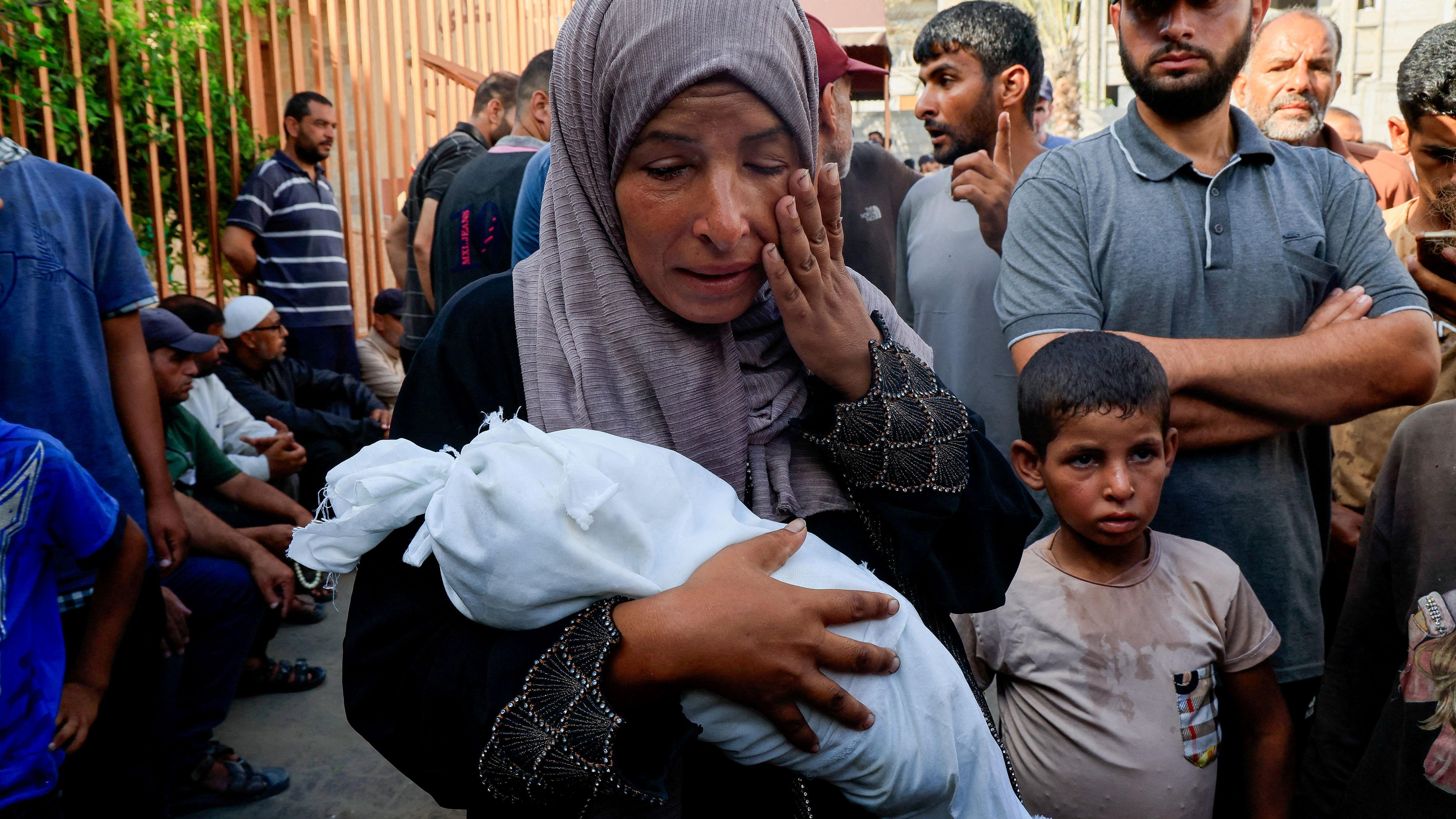 Alaa Al-Najjar llora a su bebé Yehia, de tres meses, que murió de desnutrición en medio de una crisis de hambre, según los médicos, en el Hospital Nasser de Khan Younis, en el sur de la Franja de Gaza, el 20 de julio de 2025.