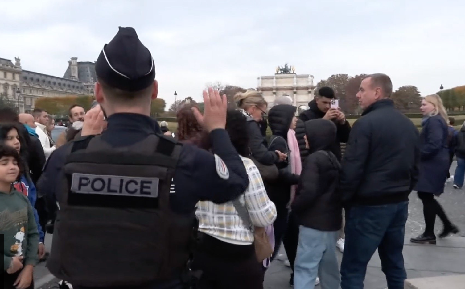 A polícia e os funcionários afastaram as multidões confusas do Louvre, em Paris