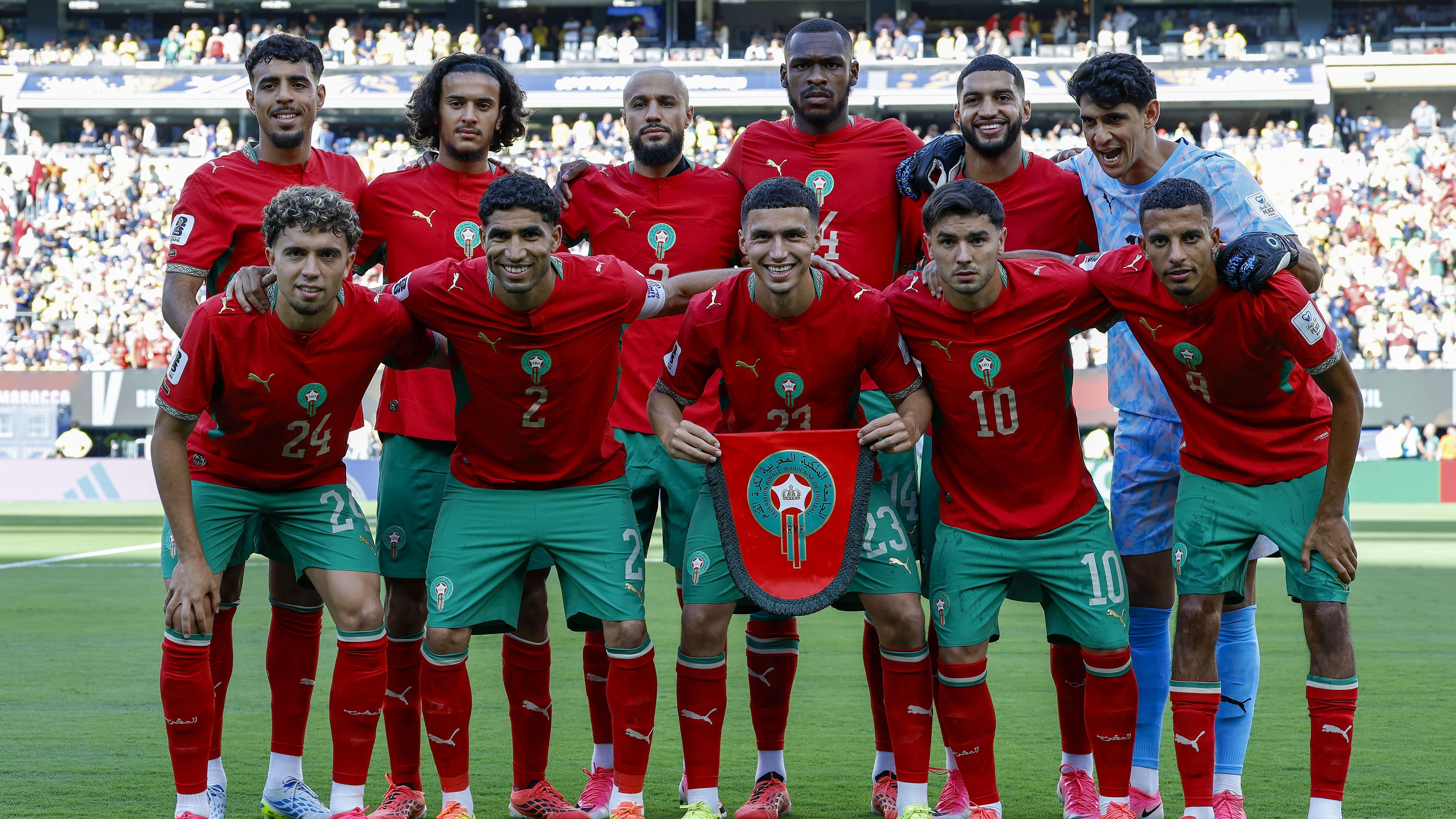 مع المنتخب المغربي، ارتبط اسم ياسين بونو بلحظات حاسمة في كأس العالم، من تألقه في ركلات الترجيح أمام إسبانيا عام 2022 إلى حضوره مجدداً في نسخة هذا العام.