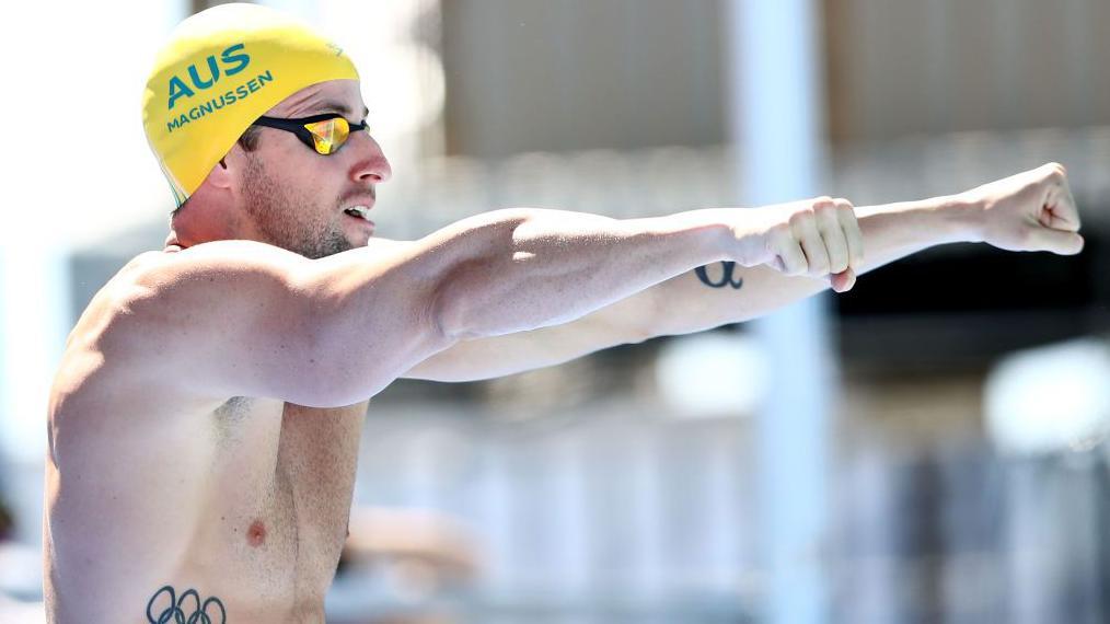 James Magnussen com os bra&ccedil;os estendidos