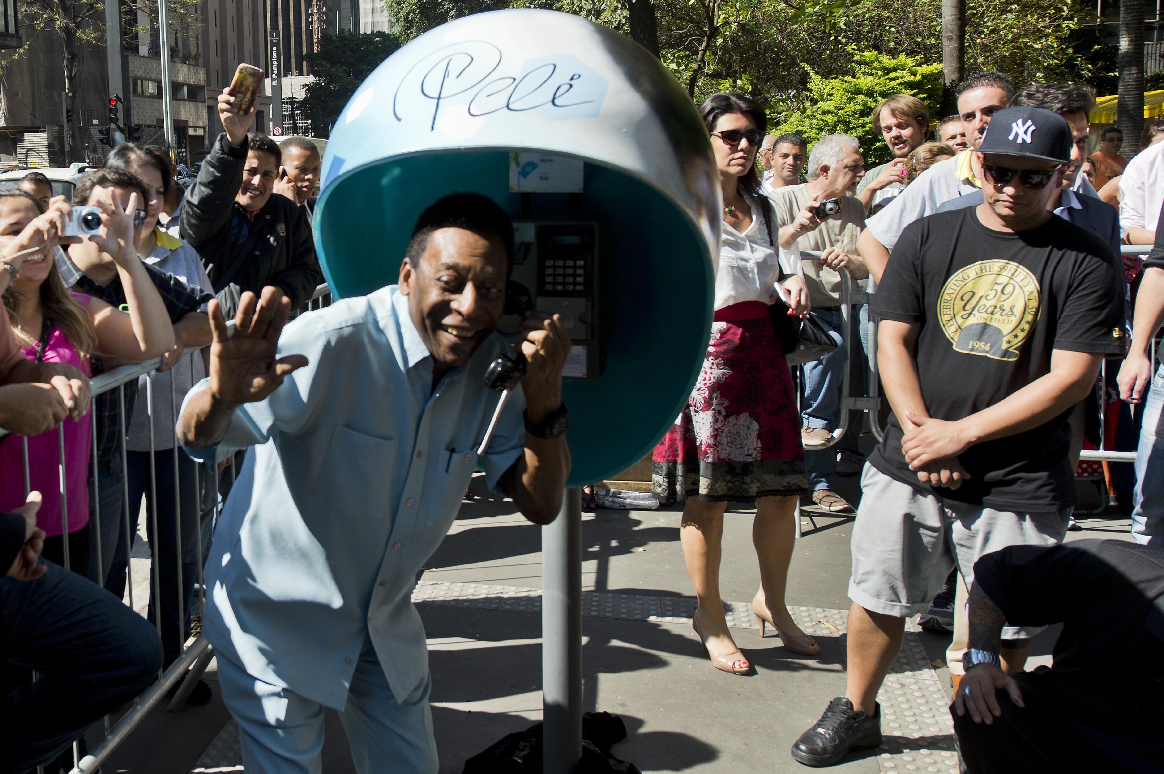 Pelé no Orelhão acenando para o público 