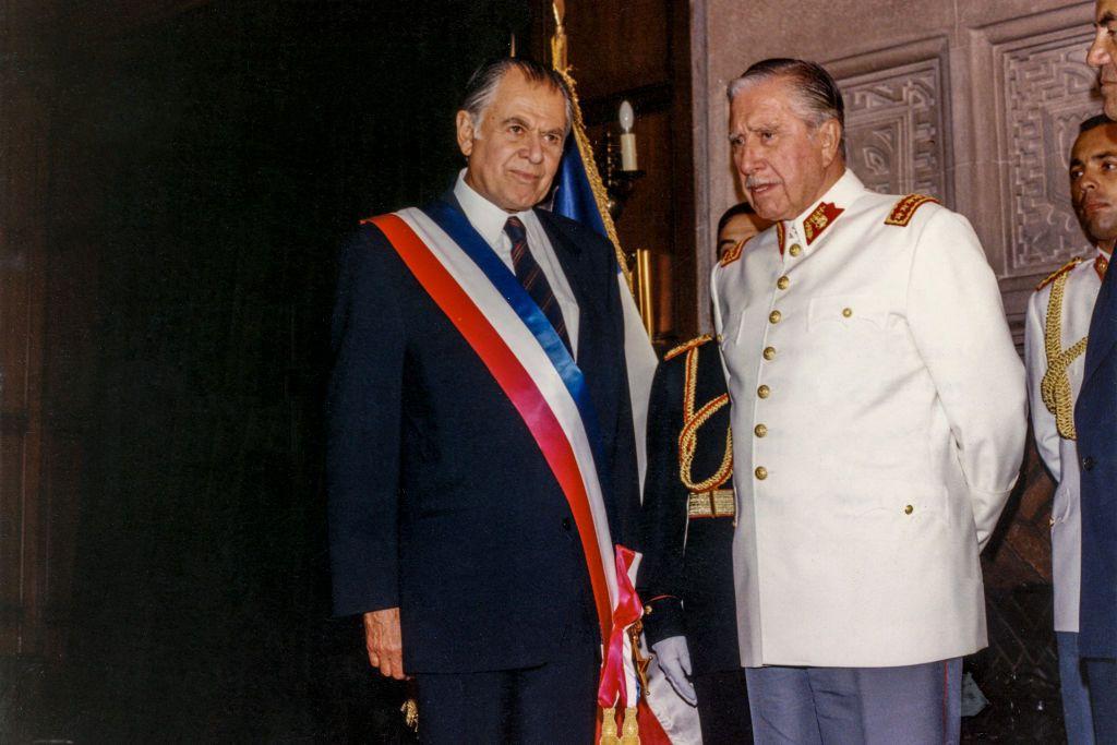 Patricio Aylwin y Augusto Pinochet en marzo de 1990 durante la ceremonia de investidura del nuevo presidente de Chile en el Congreso de Valparaíso. 