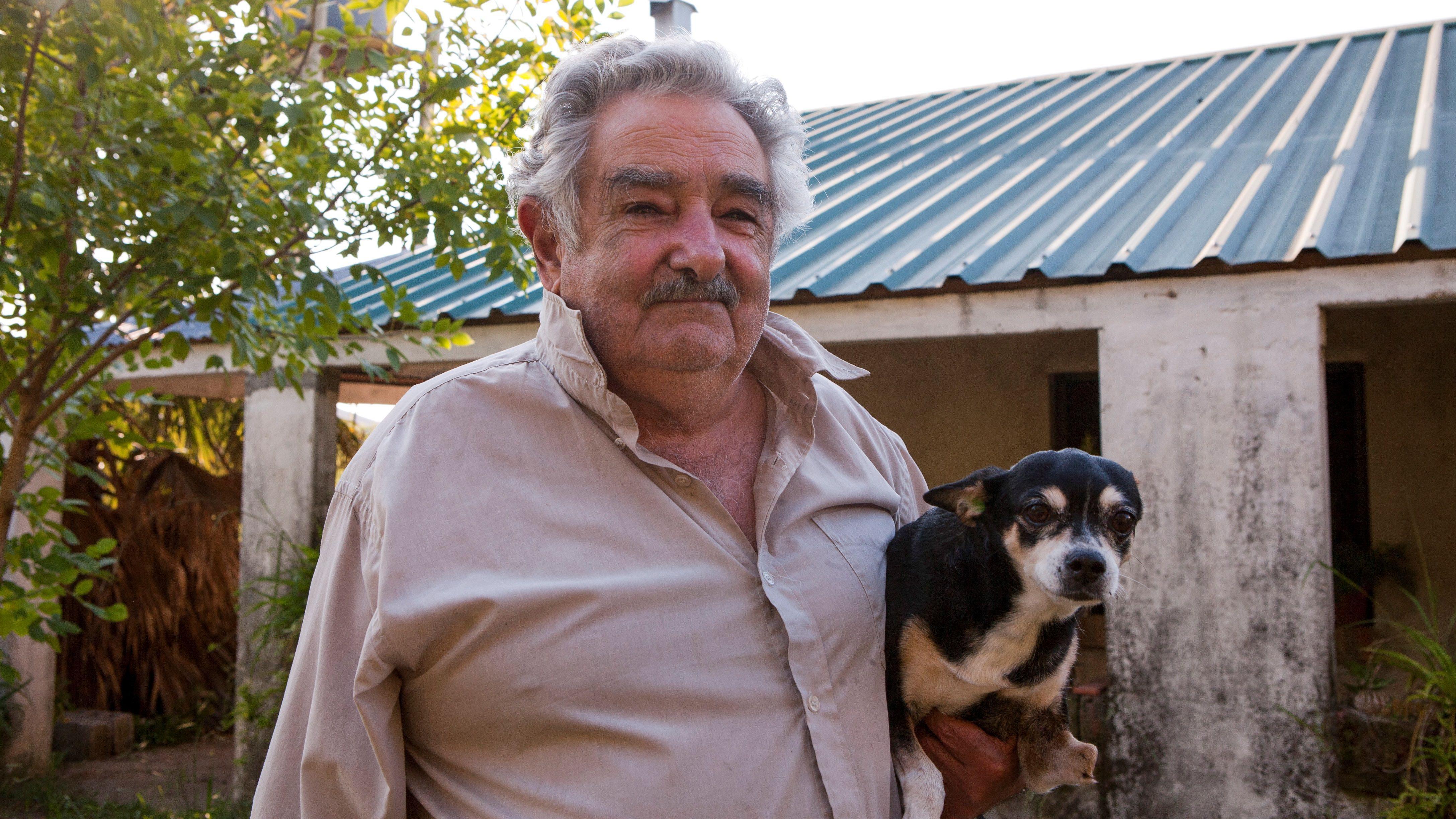 Mujica con su perra Manuela bajo el brazo en 2011