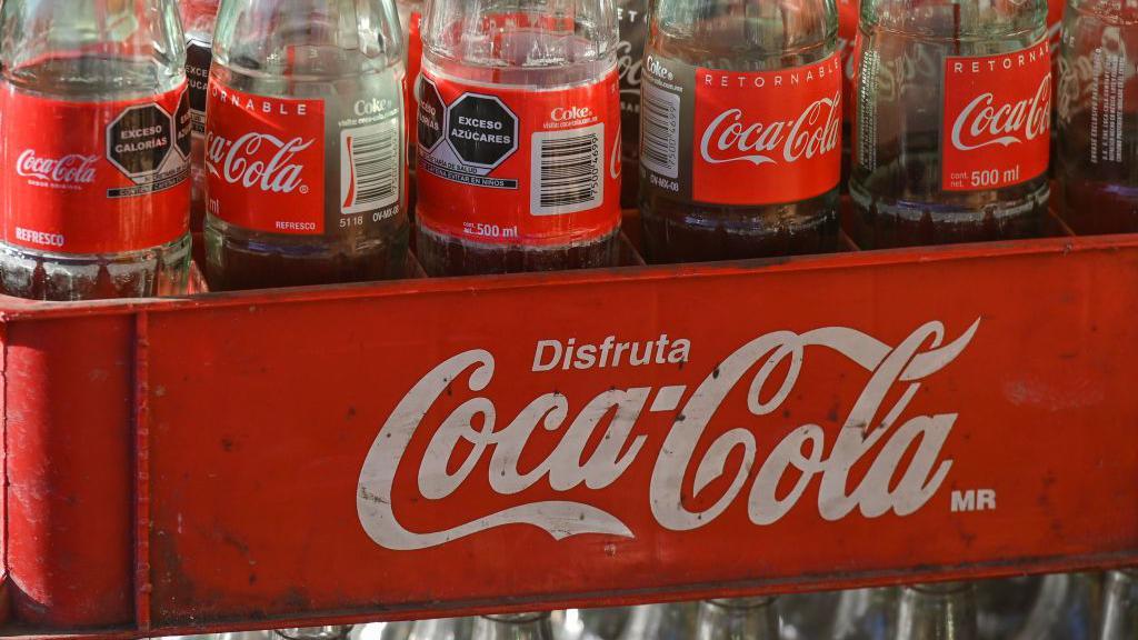 Garrafas de Coca-Cola vazias em caixote em San Juan Chamula, no México
