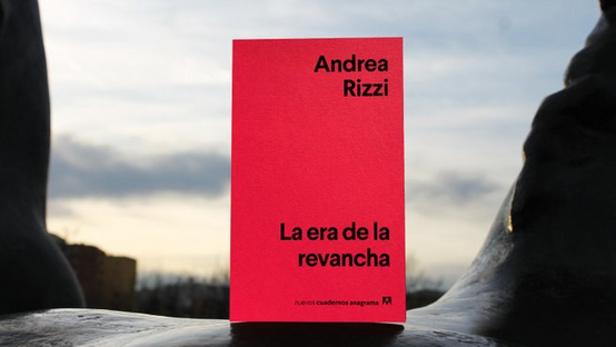 Portada del libro "La era de la revancha" con letras negras sobre rojo.