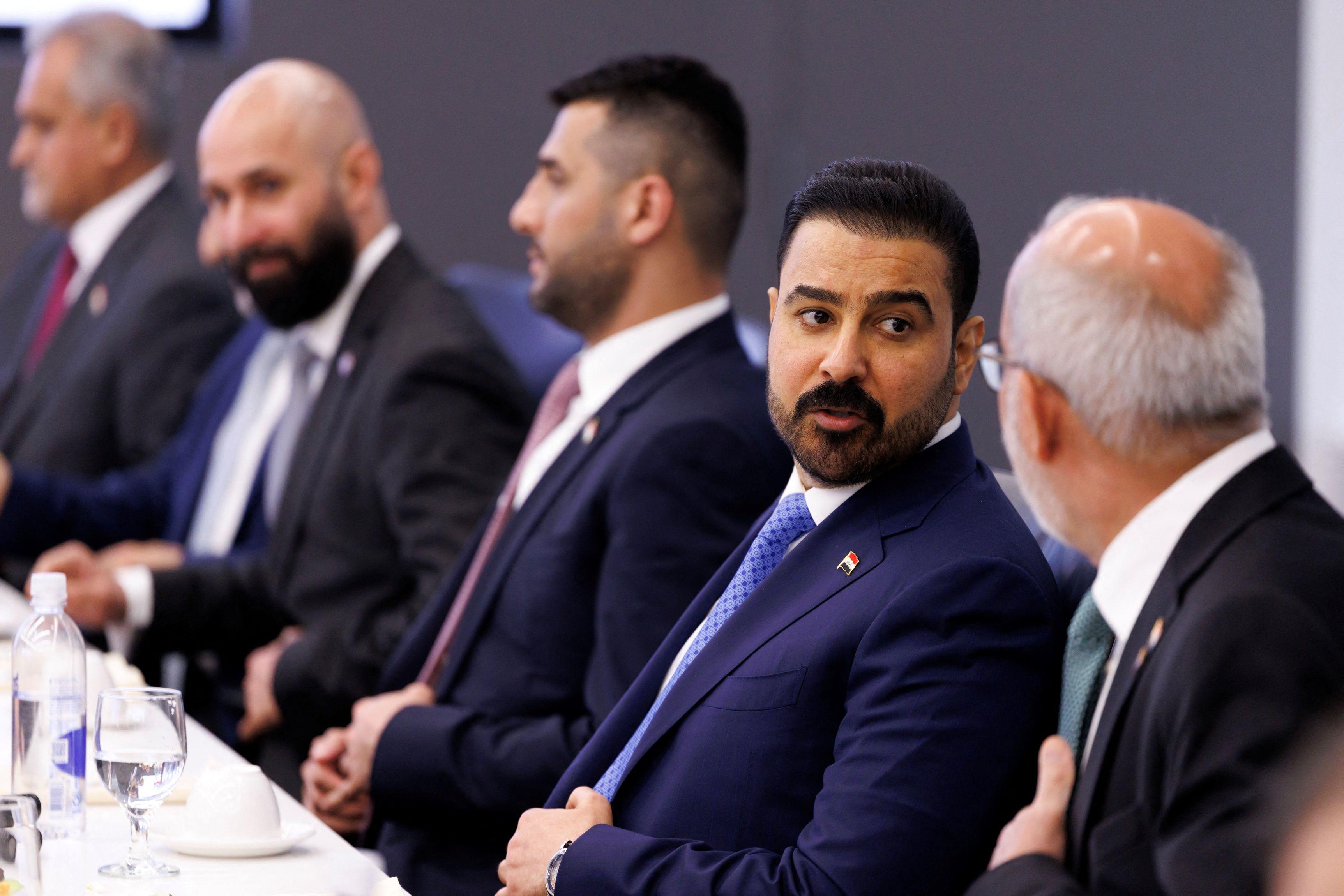 رئيس الوزراء العراقي علي الزيدي خلال حضوره اجتماعاً أثناء زيارته إلى الولايات المتحدة في 16 يوليو/ تموز 2026