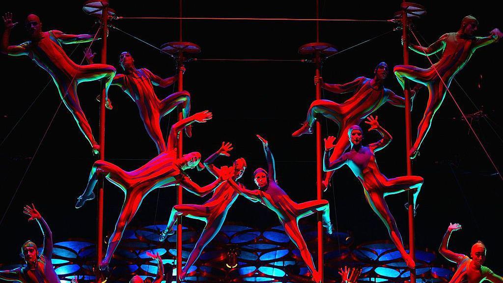 Um grupo de artistas se pendura em mastros no palco durante o ensaio geral do espet&aacute;culo &ldquo;Saltimbanco&rdquo;, do Cirque du Soleil, em 01/2003, em Londres