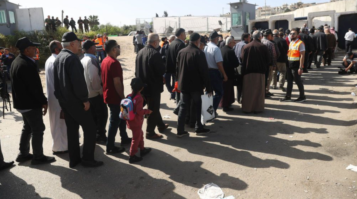 Palestinos fazem fila para cruzar de Ramallah a Jerusalém