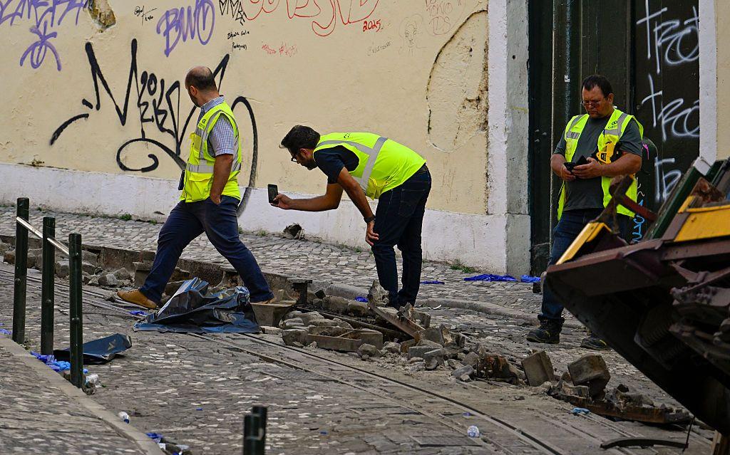 Unos investigadores en el sitio del accidente del funicular de Lisboa.