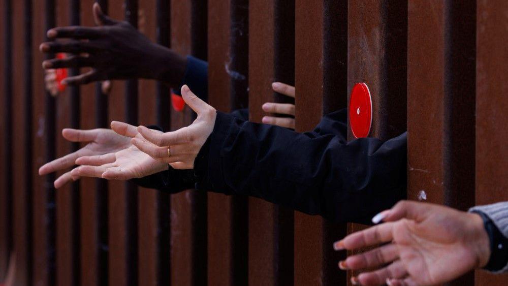 zid na granici amerike i meksika, migranti kod zida na američko-meksičkoj granici