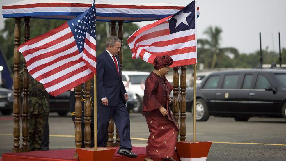 El expresidente George Bush con la expresidenta de Liberia Ellen Johnson Sirleaf