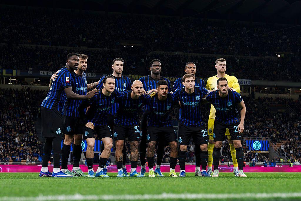 فريق إنتر ميلان لكرة القدم باللون بالزي التقليدي الأزرق والأسود