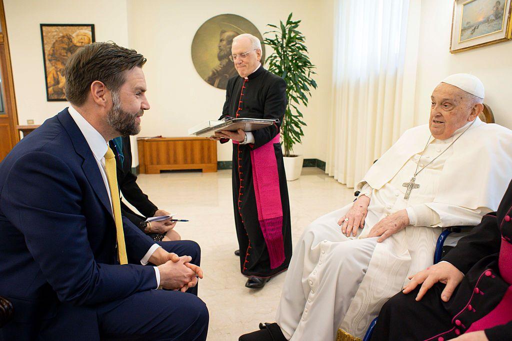 J.D. Vance e Francisco se reuniram por poucos minutos no domingo (20/04)