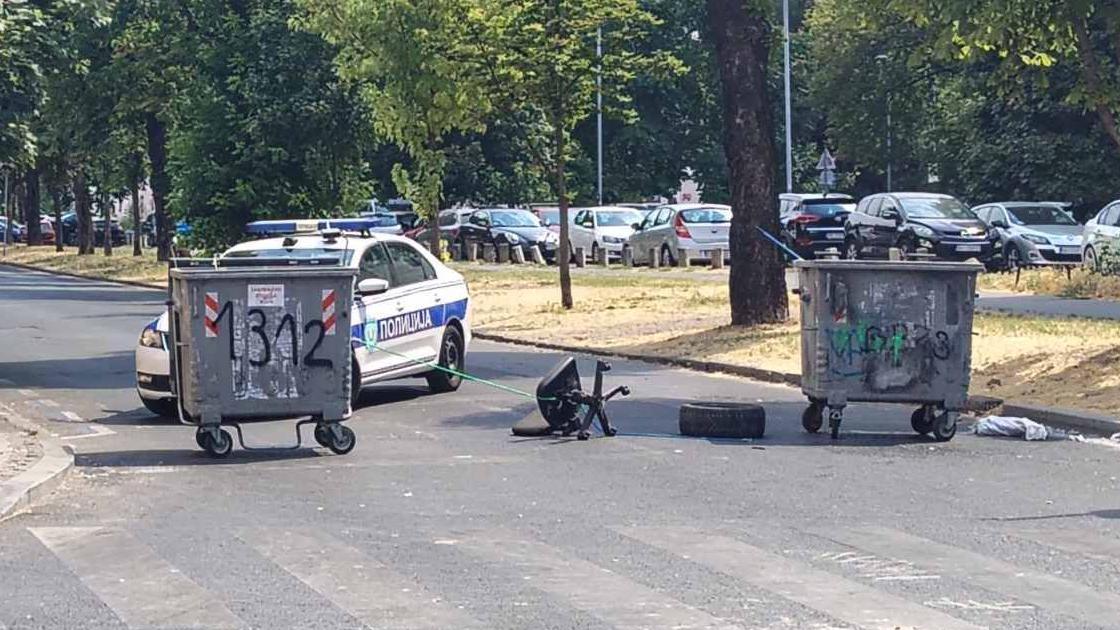 'Slobodna zona' Zemuna, više od 100 privedenih u petak širom Srbije 1 Kontejneri i policija na ulicama u Zemunu