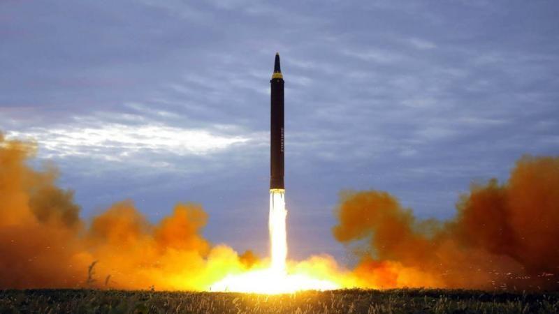 Imagen de la Agencia Central de Noticias de Corea del Norte (KCNA), tomada el 29 de agosto de 2017 y publicada el 30 de agosto de 2017, que muestra el cohete balístico estratégico de alcance intermedio Hwasong-12 de Corea del Norte despegando de la plataforma de lanzamiento en un lugar no revelado cerca de Pyongyang.