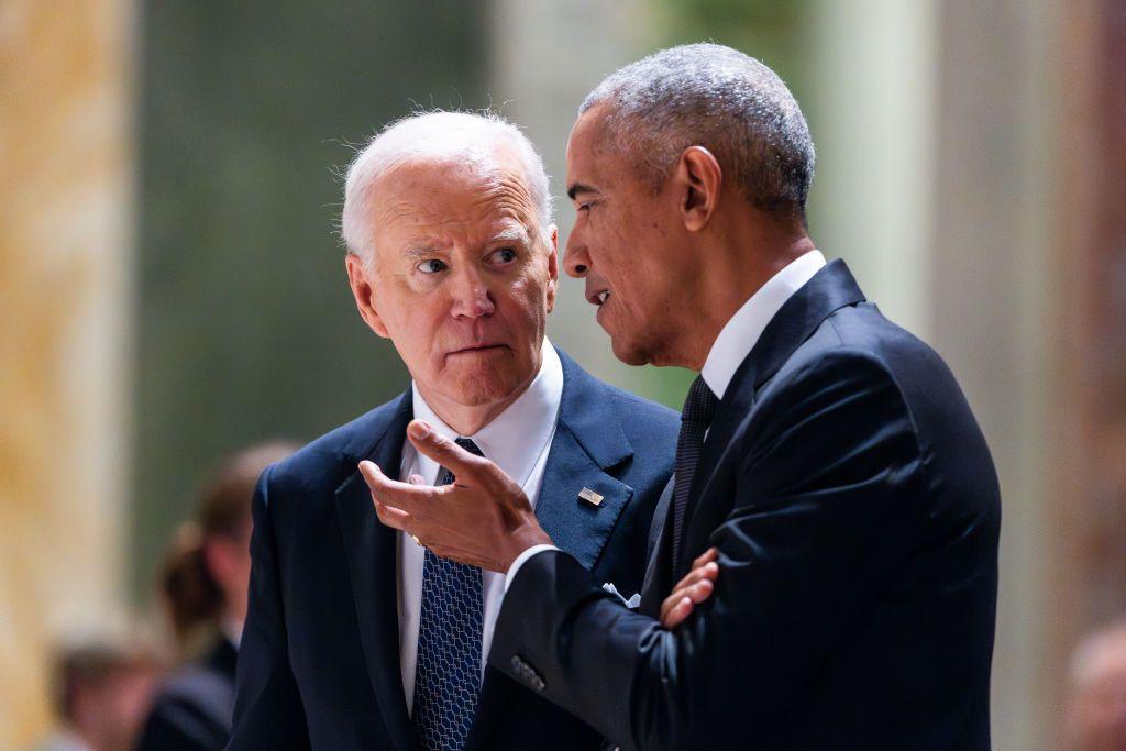 Biden y Obama durante el funeral de Ethel Kennedy en 2024.