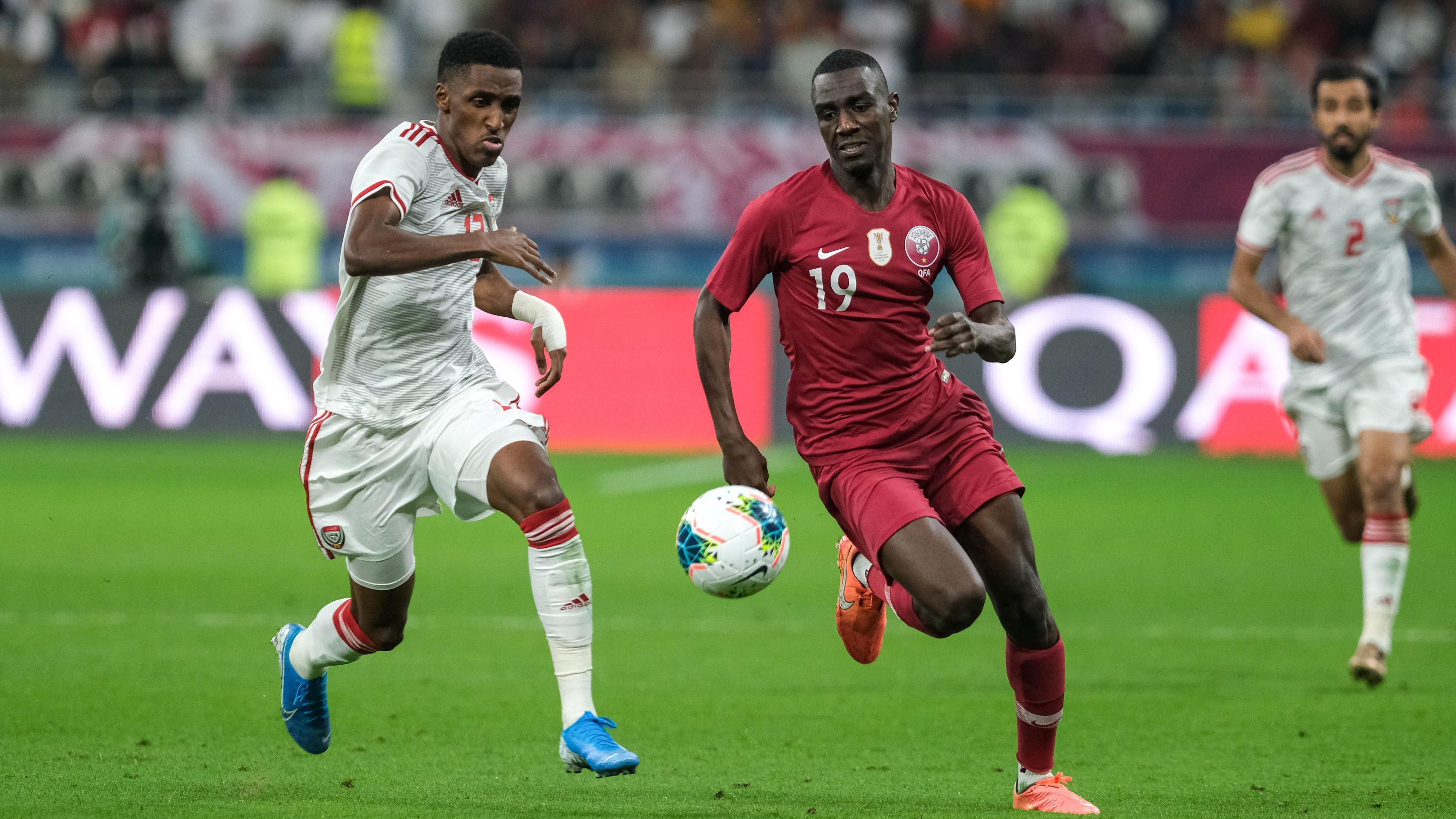 تصفيات كأس العالم: هل ينجح عرب آسيا في خطف مقعدين إضافيين في المونديال؟ 1 صورة تعود إلى كأس الخليج عام 2019 وتنافس لاعب قطر المعز علي لاعب الإمارات وخليفة الحمادي على الكرة خلال مباراة في دور المجموعات على ملعب خليفة الدولي في الدوحة