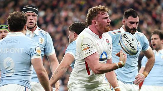 Six Nations: Dynamic England stretch lead over title-chasing France