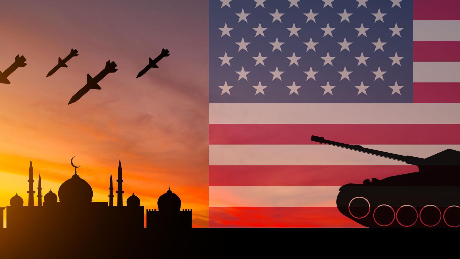 صورة غرافيكس مركّبة تُظهر العلم الأمريكي أمامه دبابة وإلى جانبه صواريخ تسقط من الجو باتجاه دول خليجية.