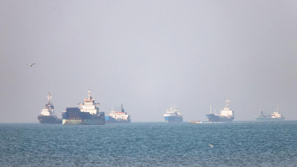 Varios barcos petroleros estancados en el estrecho de Ormuz