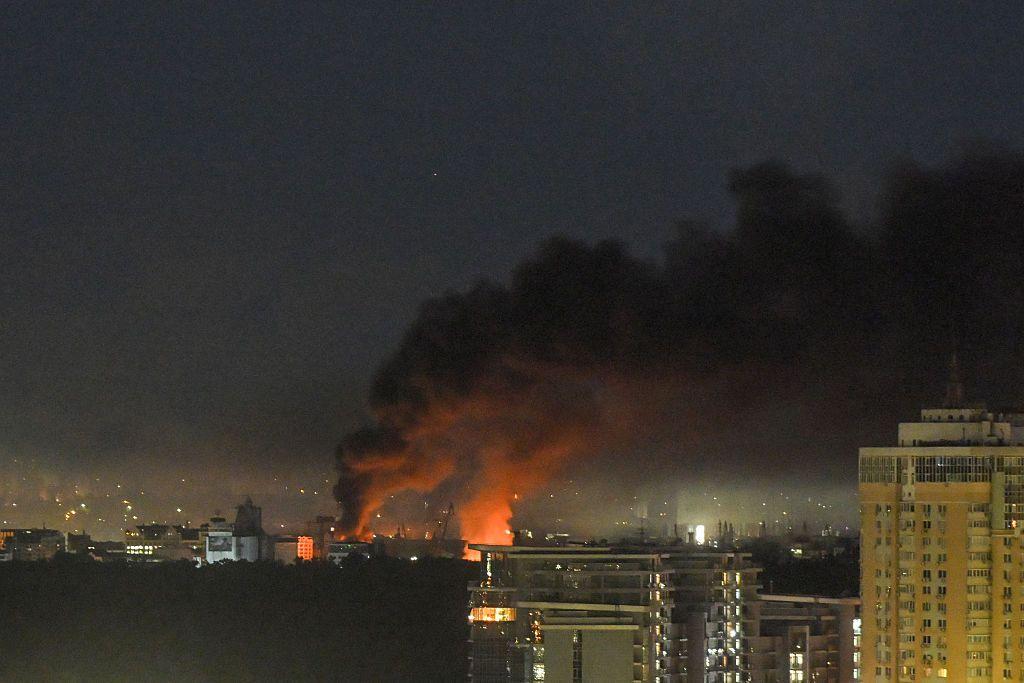 Fuma&ccedil;a saindo de um inc&ecirc;ndio durante ataques com drones e m&iacute;sseis em Kiev em 2 de junho de 2026, em meio &agrave; invas&atilde;o russa da Ucr&acirc;nia
