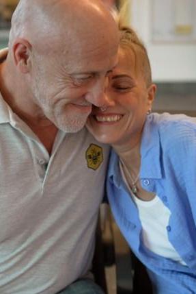 Dave Green y Andrea Urmston abrazándose y sonriendo.
