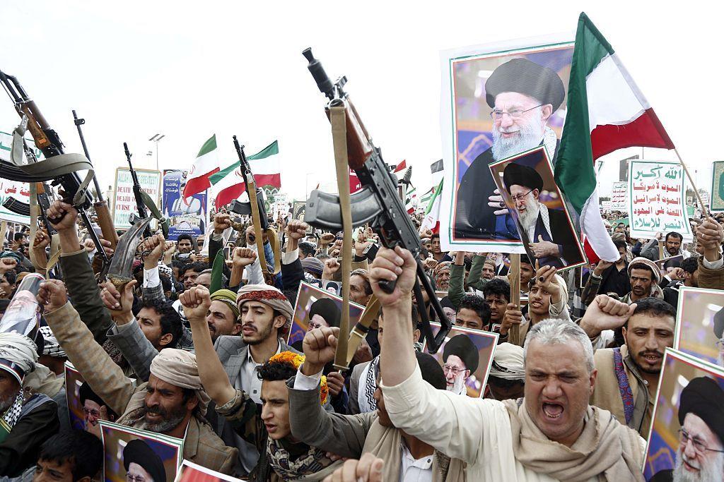 تجمع آلاف المتظاهرين، حاملين الأعلام الإيرانية وصوراً للمرشد الأعلى آية الله علي خامنئي، في ساحة السبعين الخاضعة لسيطرة الحوثيين، للاحتجاج على مقتل المرشد الأعلى الإيراني آية الله علي خامنئي في غارات جوية أمريكية وإسرائيلية في صنعاء، اليمن.