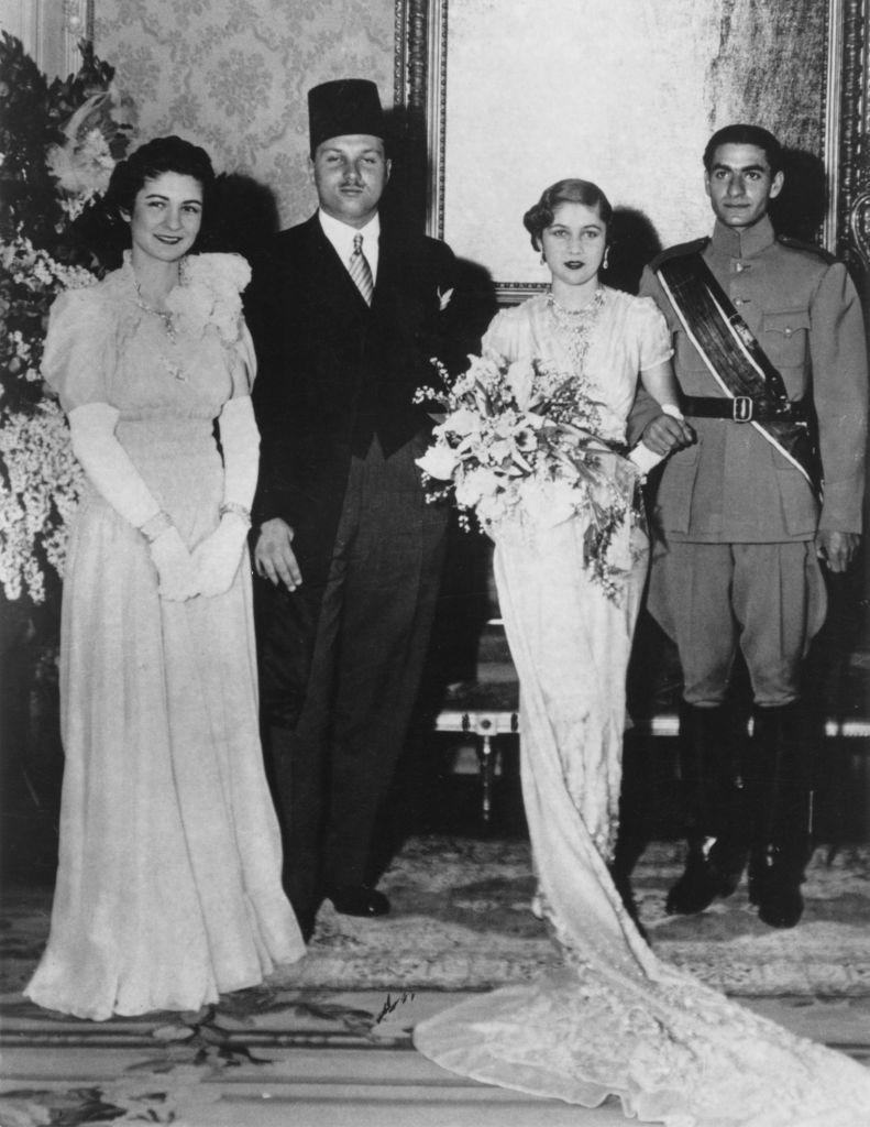 شاه إيران أثناء زفافه من الأميرة فوزية