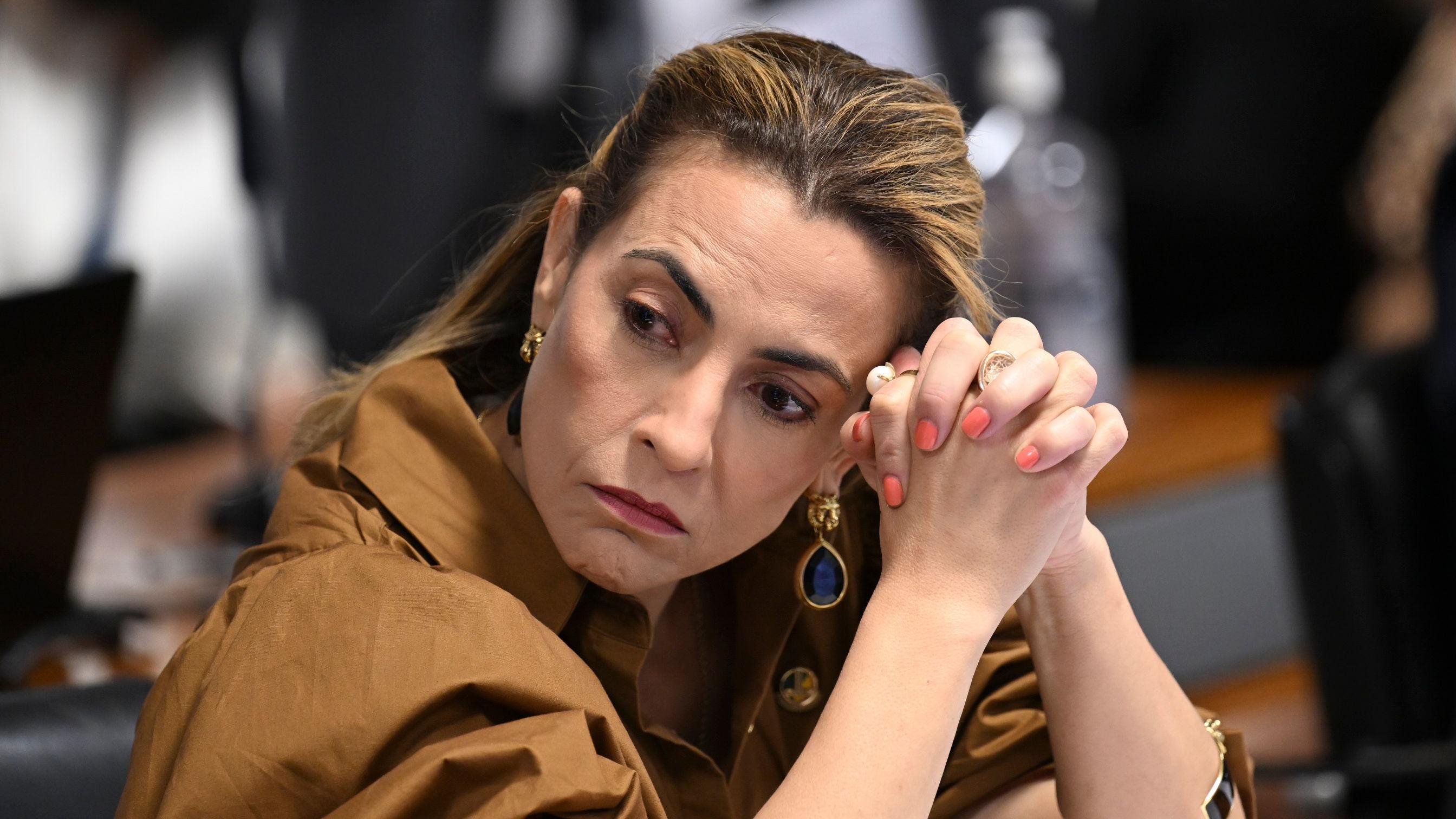 Soraya Thronicke com os dedos entrelaçados apoiando a cabeça. 