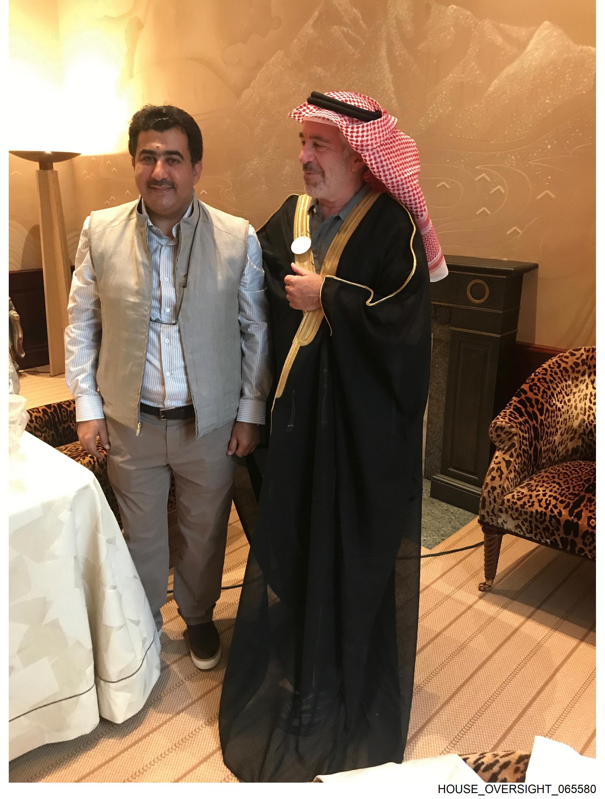 Dos hombres, uno usando una kufiya y túnica, parados en una habitación