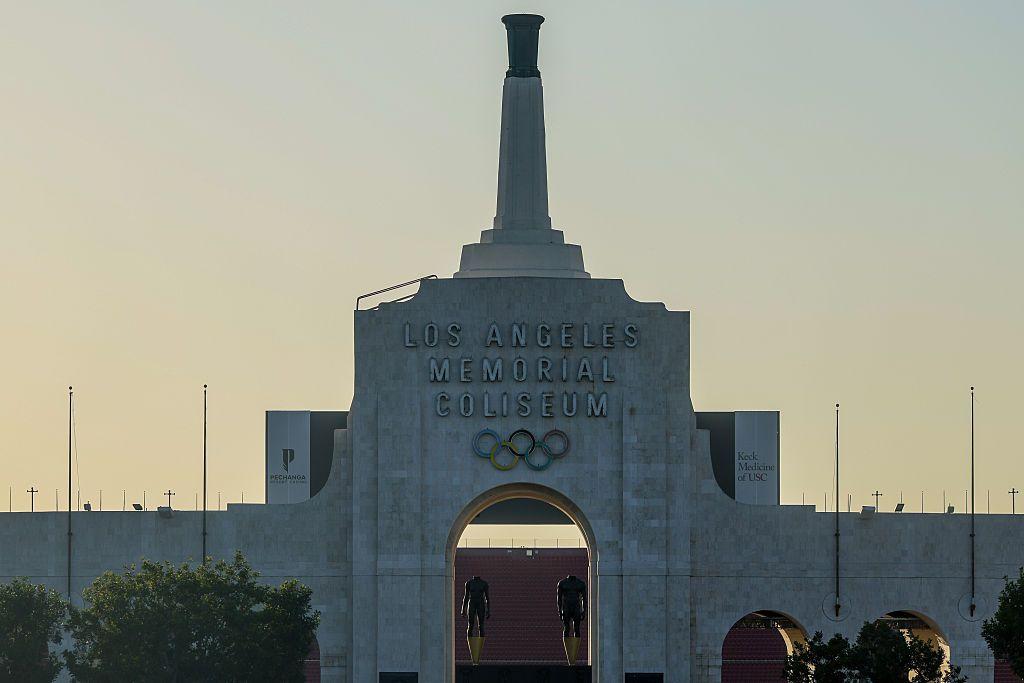 Fachada principal de Coliseo Memorial de Los Ángeles, en que se distinguen su nombre y los aros olímpicos. 