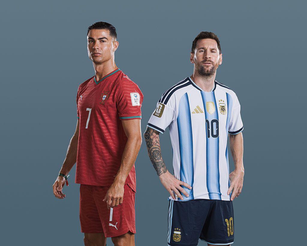 Cristiano Ronaldo y Lionel Messi, juntos en sus respectivos uniformes nacionales, miran serios a la cámara