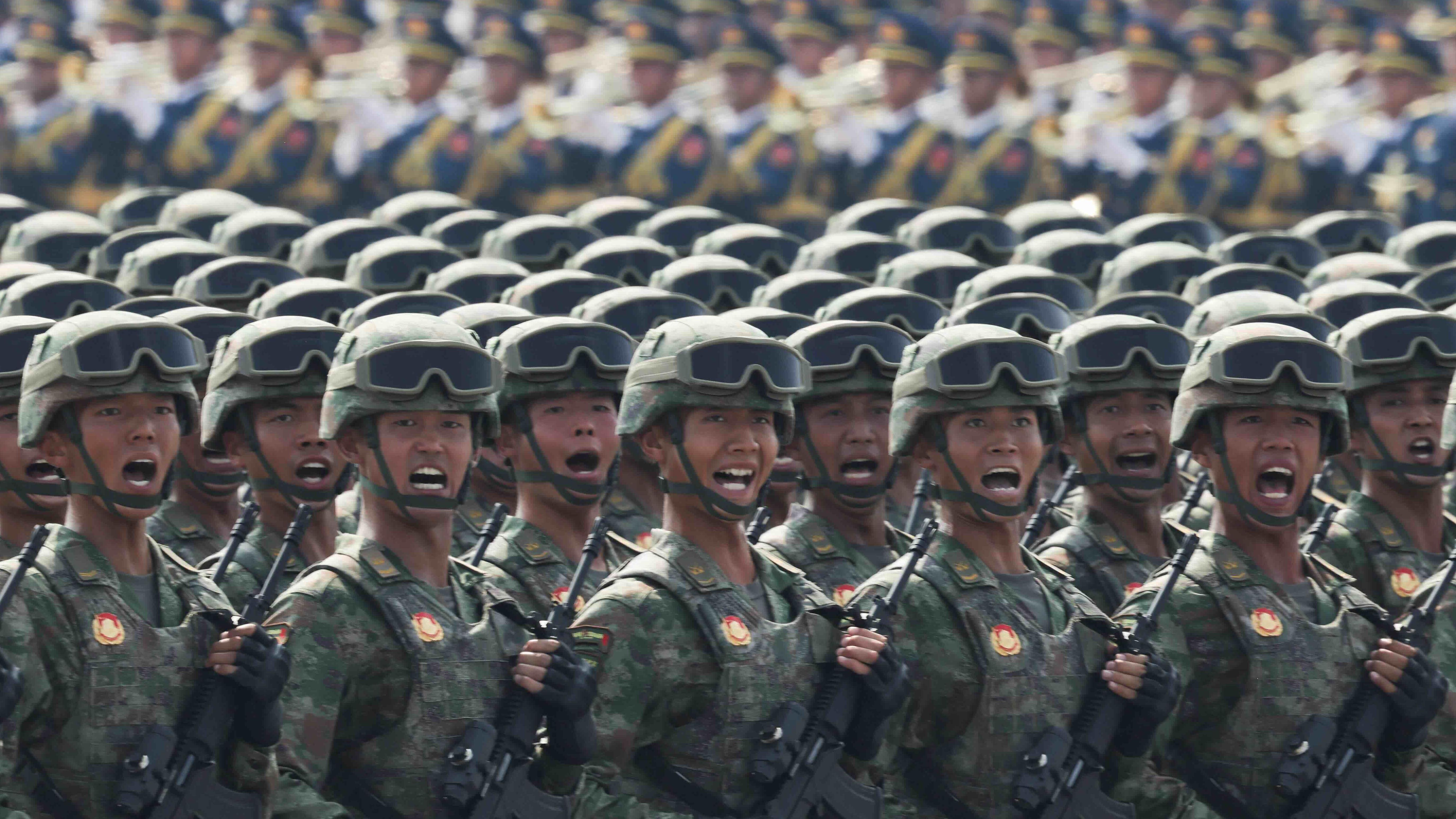 La Policía Armada desfila durante un desfile militar.