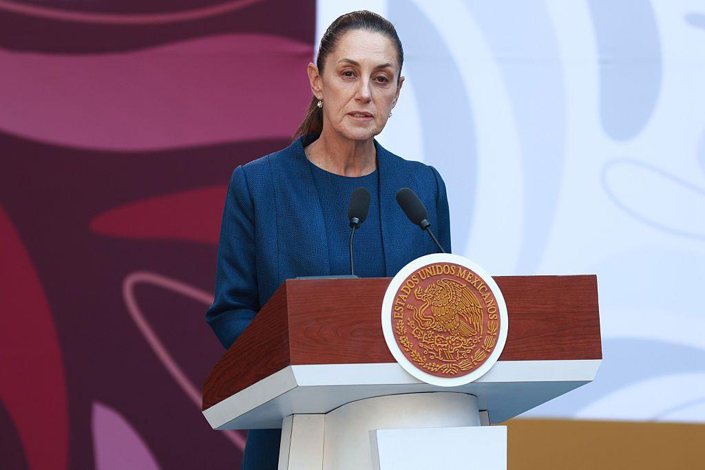 CIUDAD DE MÉXICO, MÉXICO - 09 DE NOVIEMBRE: La presidenta mexicana Claudia Sheinbaum asiste a la presentación del plan 'Michoacán por la Justicia y la Paz', en el Palacio Nacional, en Ciudad de México, México, el 09 de noviembre de 2025. El plan fue presentado con el objetivo de combatir la violencia y promover el desarrollo en el estado de Michoacán, tras el asesinato del alcalde local Carlos Manzo. (Foto de Daniel Cardenas/Anadolu vía Getty Images)