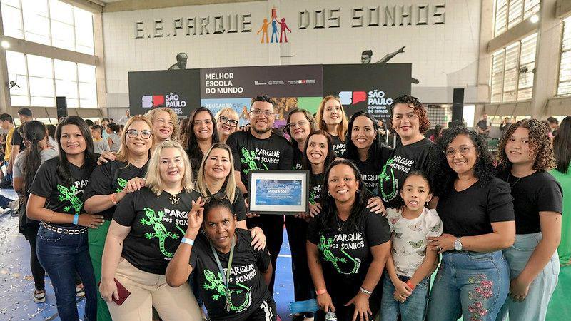 Equipe de professores da Escola Estadual Parque dos Sonhos com certificado do prêmio internacional