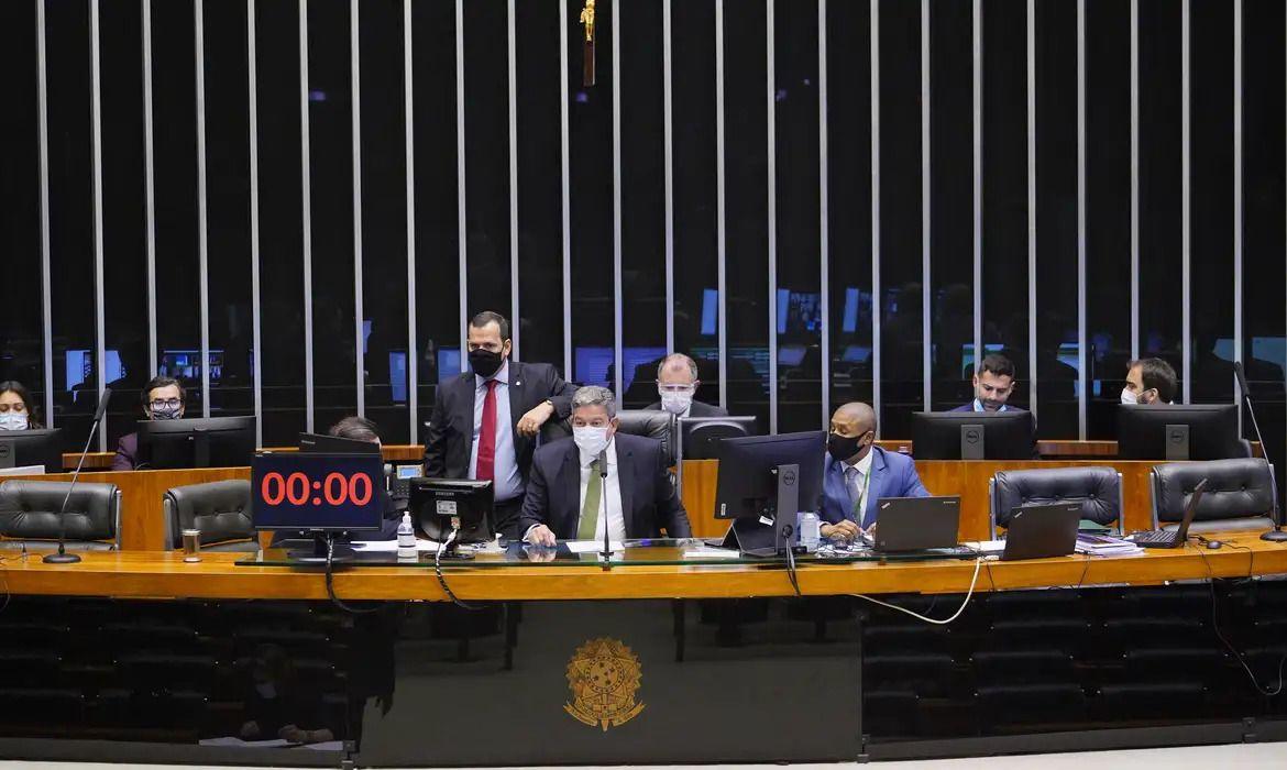 Mesa diretora da C&acirc;mara durante sess&atilde;o plen&aacute;ria que aprovou medida provis&oacute;ria que viabilizou privatiza&ccedil;&atilde;o da Eletrobras, em 20 de maio de 2021