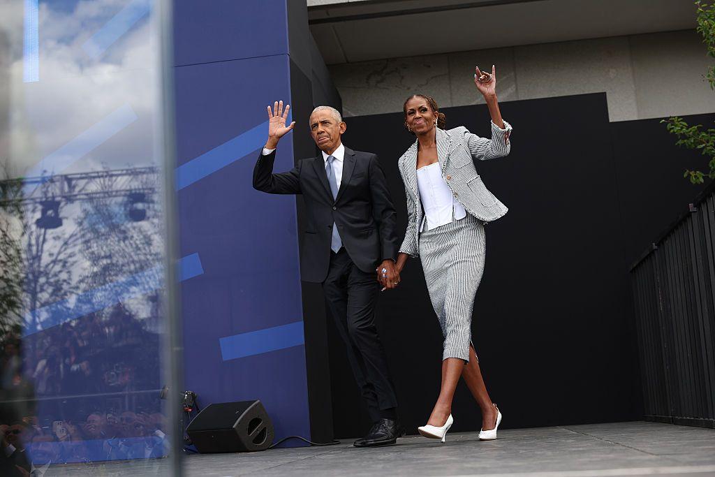 La pareja Obama saluda durante la inaugiración del Centro.