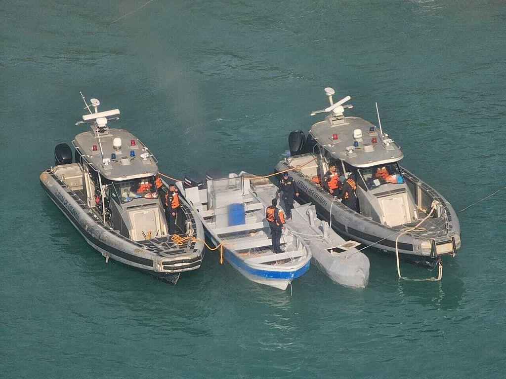 Un semisumergible no tripulado de bajo perfil se encuentra entre dos embarcaciones de la Armada de Colombia frente a la costa del Parque Tayrona, cerca de Santa Marta, Colombia, el 2 de julio de 2025.