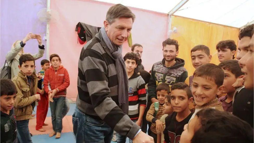 Pahor u džemperu se rukuje s decom