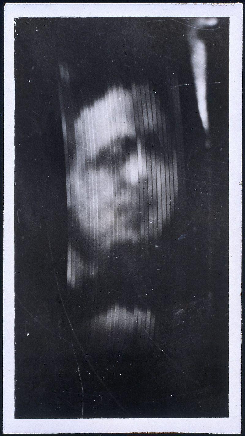 Imagem de rosto mal definida, transmitida nos primeiros experimentos da história da televisão