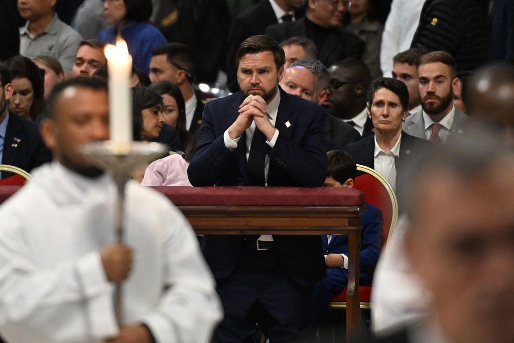 O vice-presidente dos EUA, J.D. Vance, participa da missa da Sexta-feira Santa na Basílica de São Pedro, no Vaticano, em 18 de abril