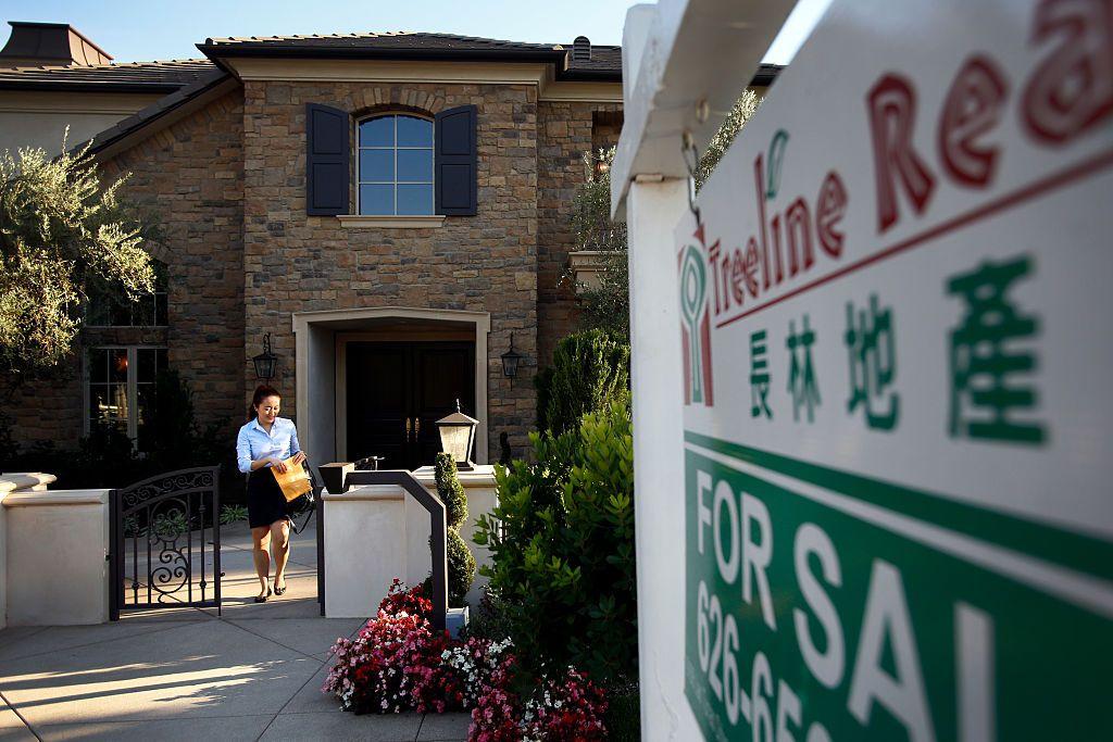 Una mujer saliendo de una casa en venta en Arcadia, California