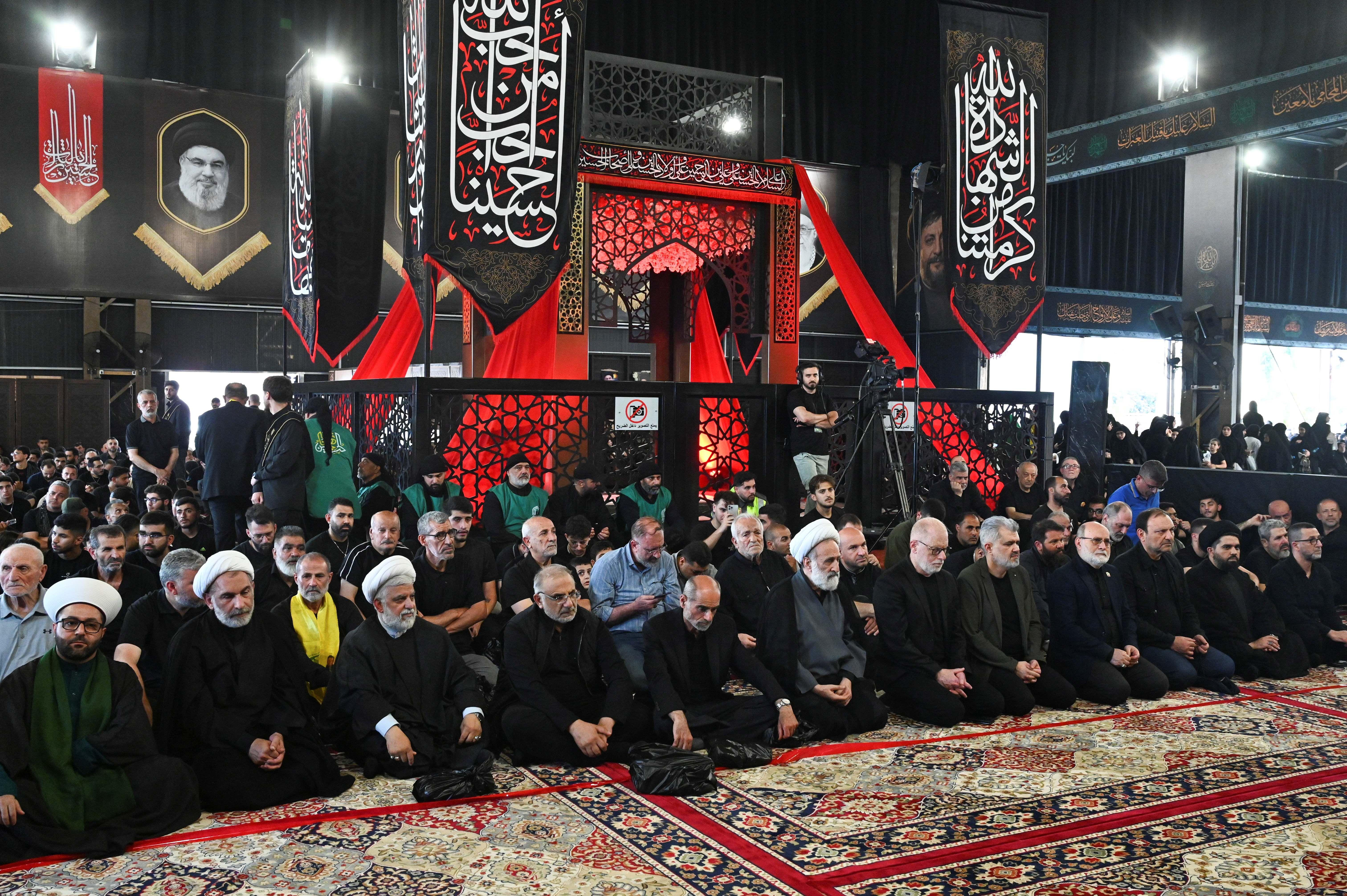 في الضاحية الجنوبية لبيروت، بدأت مراسم إحياء عاشوراء عند ضريح حسن نصرالله، في مشهد يعكس حضور المناسبة في الذاكرة الدينية والسياسية لدى جزء من الشيعة في لبنان.