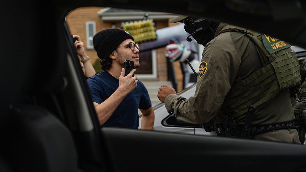 Un joven enfrenta a agentes federales después de que arrestaran a un trabajador en una casa de su vecindario Edison Park el 31 de octubre de 2025 en Chicago, Illinois. Los agentes le dieron dos advertencias y amenazaron con arrestarlo por interferir en su operación durante la "Operación Midway Blitz" de la administración del presidente Donald Trump, una intensificación en la aplicación de inmigración en toda la región de Chicago. (Foto de Jamie Kelter Davis/Getty Images)