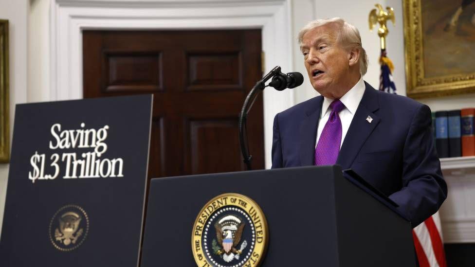 Donald Trump anunciando la desregulación de la política ambiental en la Casa Blanca