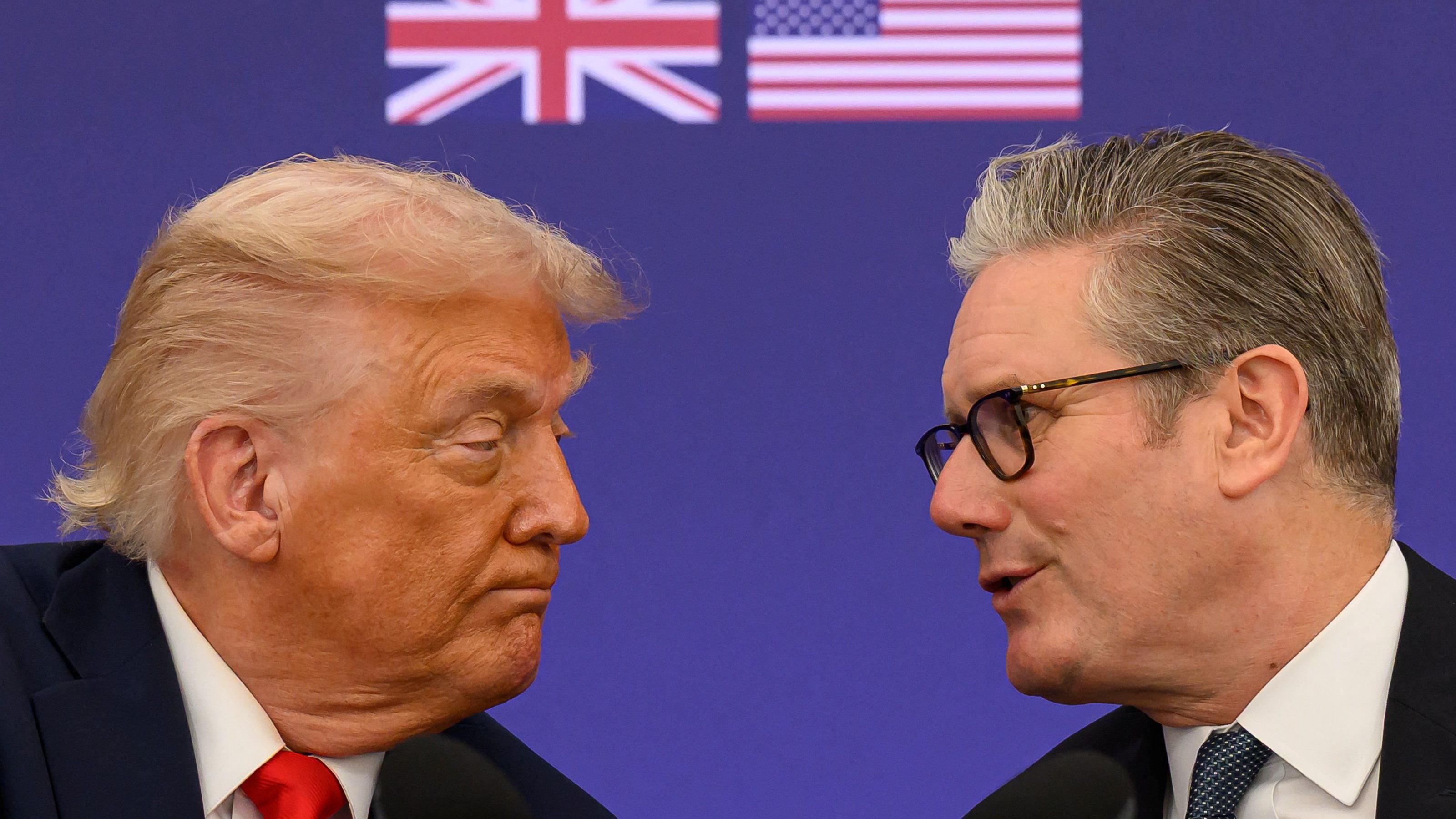 特朗普（左）與施紀賢（右）在英格蘭艾爾斯伯里首相鄉間別墅契克斯（Chequers）會見記者期間湊近彼此交談（18/9/2025）