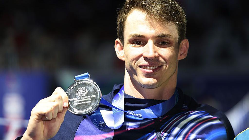 Ben Proud det&eacute;m sua medalha de prata no Campeonato Mundial de 2025