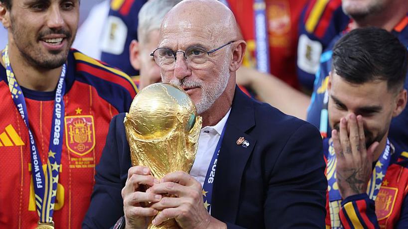 De la Fuente besa el trofeo en la ceremonia de celebración.