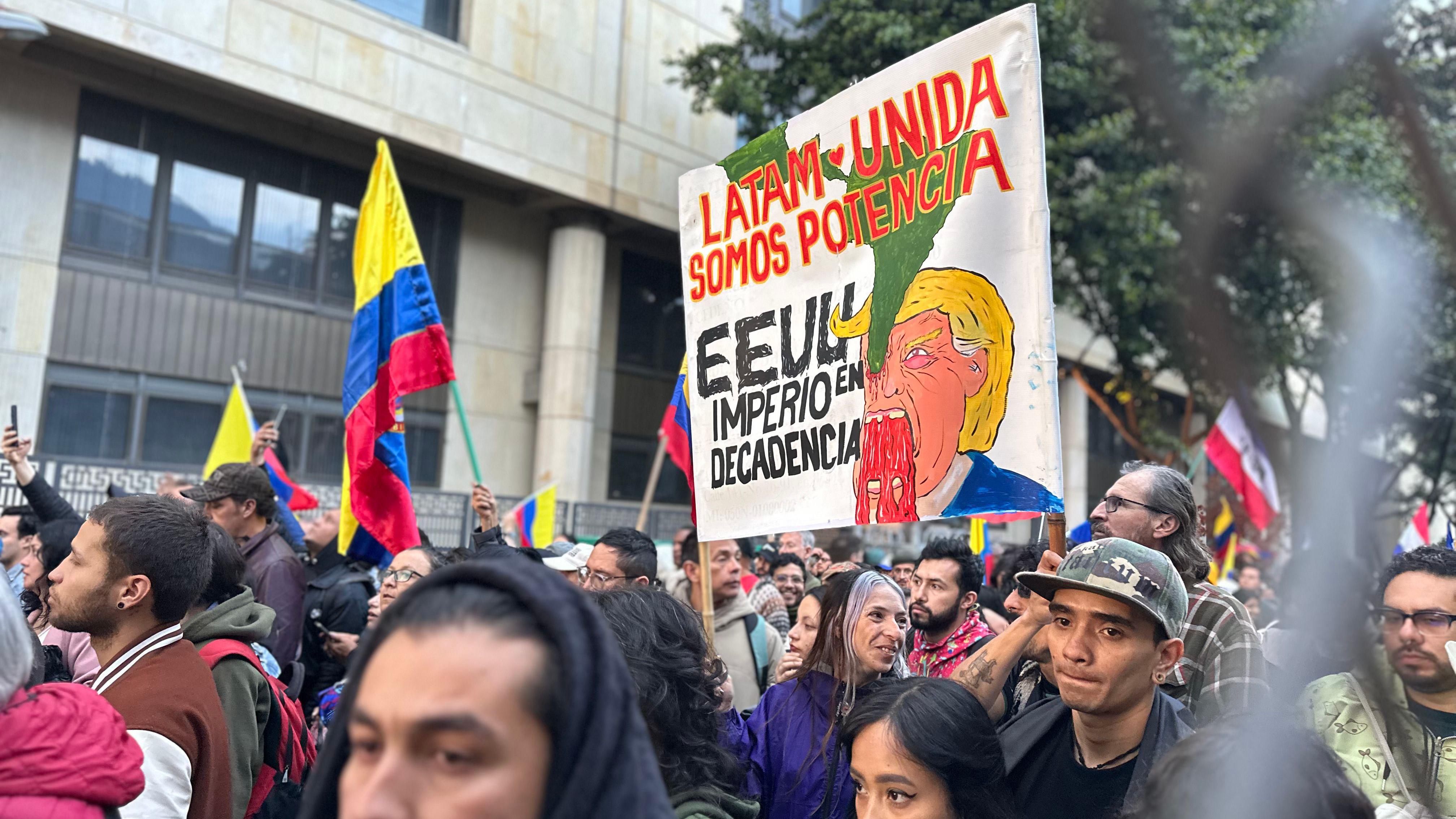 Bogotanos marchan hacia la Plaza Bolívar del centro de la capital este miércoles 7 de enero. 