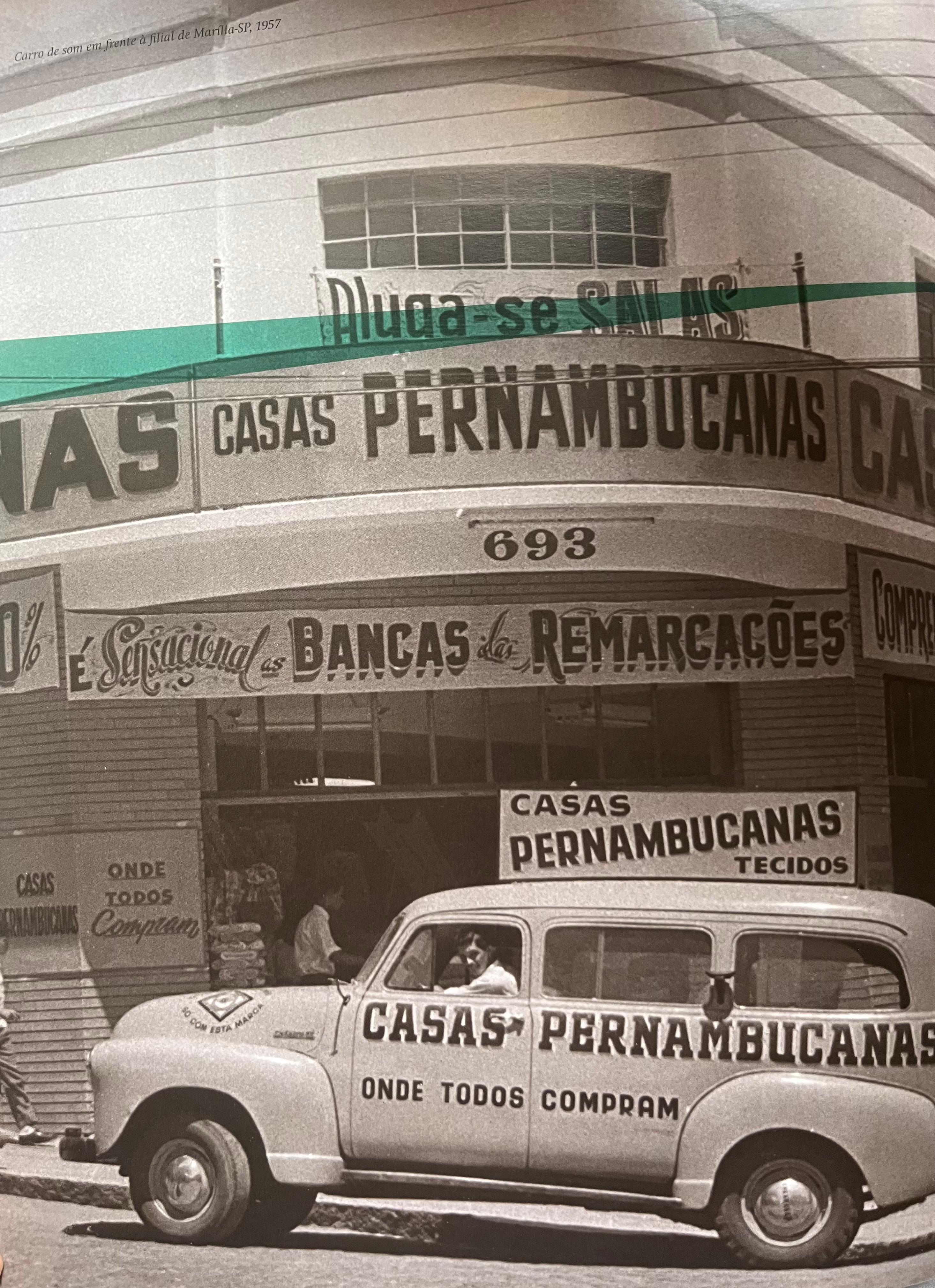 Carro parado em frente a uma loja escrito Casas Pernambucanas